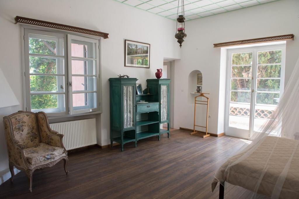 A bedroom opening onto the balcony